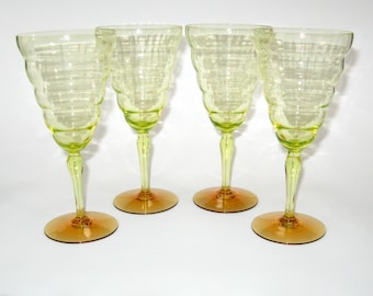 Juego de 4 copas de vino de vidrio de utilidad de Cambodia Ware, de vaselina de uranio amarillo canario con base de ámbar; copas de agua de vidrio antiguo de la depresión