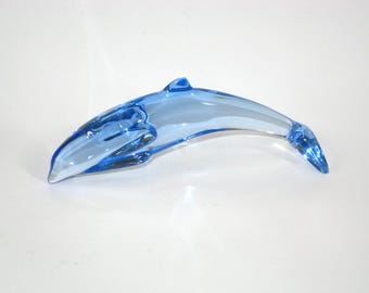 Figura de delfín buceador de cristal azul Baccarat de más de 15 cm, fabricada en Francia. Sin caja; pisapapeles doblemente firmado, en perfecto estado.