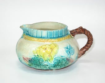 Jarra de crema antigua de mayólica con diseño de nenúfar y cuerda; jarra de crema de Samuel Lear, Staffordshire, Inglaterra; estilo victoriano, tal cual.