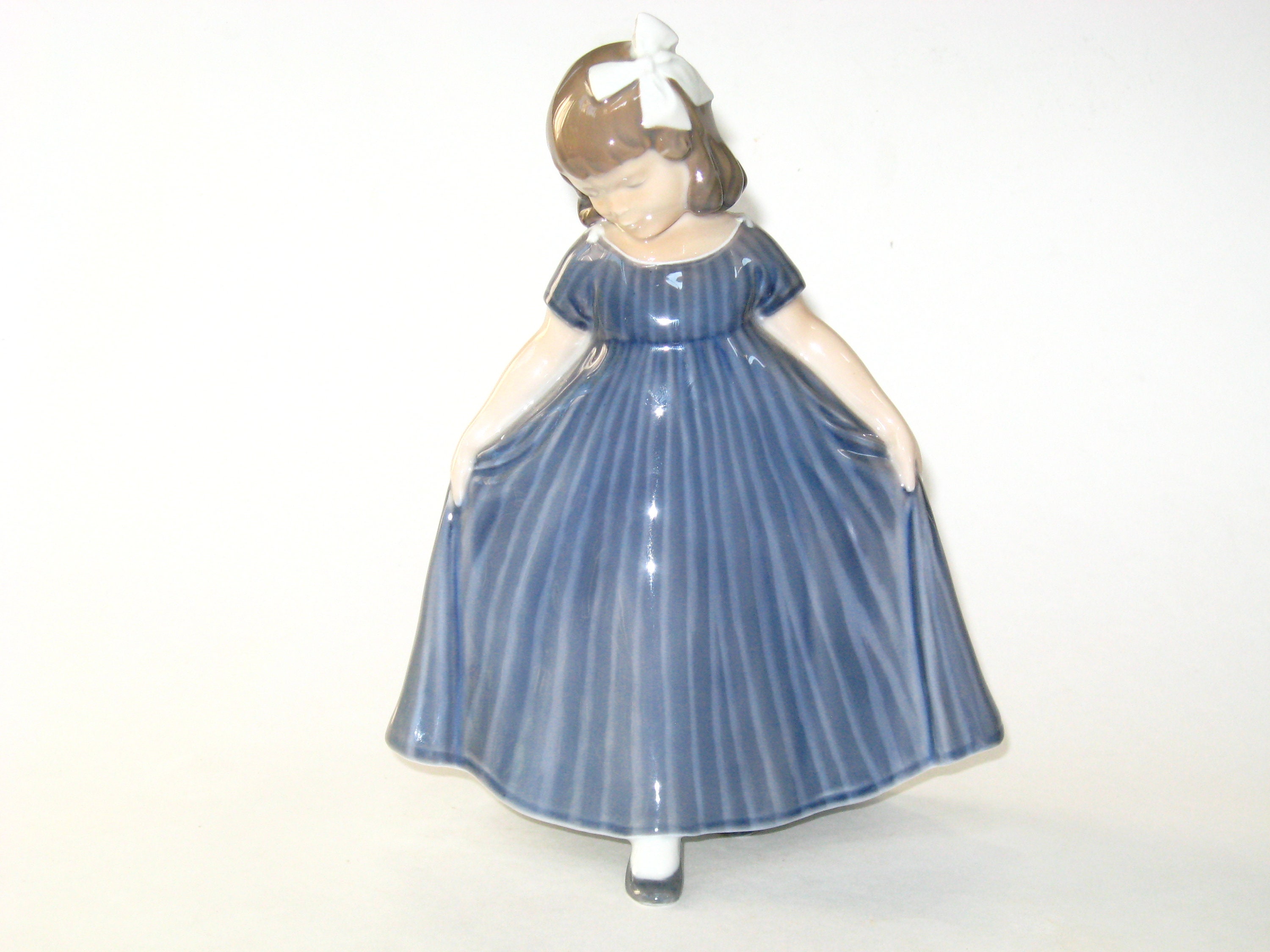 中華のおせち贈り物 Royal Porcelain Dress Blue in Girl Dancing Copenhagen 置物