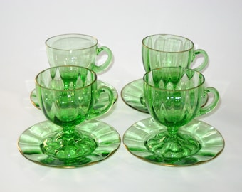Juego de 4 tazas y platillos antiguos de vidrio artístico verde con base de cuatrifolio bohemio Lobmeyr o Moser con bordes dorados (3 con acabado óptico + 1 sin acabado óptico). LEA