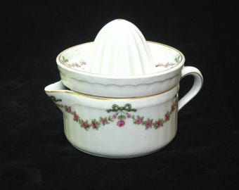 Exclusivo juego de exprimidor de cítricos de 2 piezas Theodore Haviland Limoges - Porcelana francesa antigua acanalada con guirnaldas de rosas rosadas y detalles dorados.