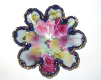 Cuenco de porcelana pintado a mano con rosas de col rosa de Morimura Bros. Nippon en cobalto y dorado; antiguo jarrón floriforme de ocho lóbulos.