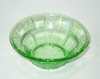 Cuenco de postre Jeanette Glass Co. DORIC Uranium Green Berry; vidrio de la depresión vintage con brillo de luz negra