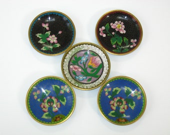 Juego de 5 posavasos antiguos chinos de esmalte cloisonné sobre latón; platos pequeños con motivos florales multicolores.