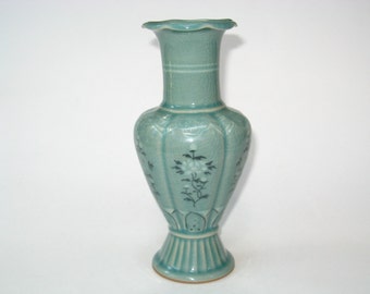 Jarrón antiguo coreano de porcelana verde celadón con esmalte craquelado, borde estriado y 8 paneles florales de 19,7 cm (7,75 pulgadas), firmado.
