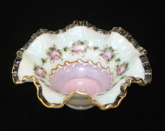 Cuenco para bon bon de 8+" pintado a mano con rosas Fenton Charleton, centro rosa; borde dorado vintage con escudo plateado y doble borde ondulado.