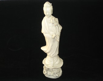 Estatua vintage de porcelana china Guan Yin Dehua Ware Wai Ming de Hong Kong; figura de diosa china con la marca W.M.H.K. Lea atentamente.