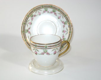 Taza y platillo demitasse de porcelana de Limoges Bernardaud con rosas rosas y detalles dorados; juego de espresso antiguo firmado