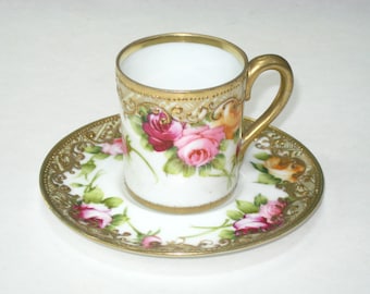 Taza y platillo Noritake Nippon RC Royal Crockery con rosas rosas y rojas y cuentas doradas incrustadas; juego antiguo de porcelana firmada y pintada a mano