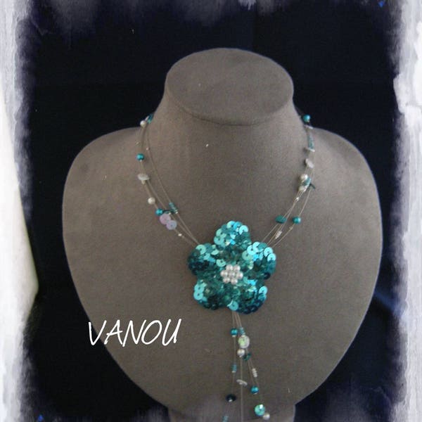 Collier composé de perles nacrées blanche turquoise et fleur sequins