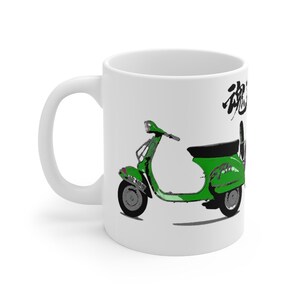 タイのタトゥーデザインマグカップ「緑のヴィンテージベスパと日本語の漢字」11オンスホワイト。誕生日プレゼントやライダーの友人へのプレゼントに最適。