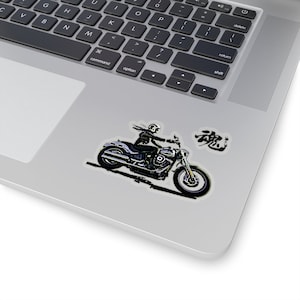 Thai Tattoo Design ''Lady on Harley Davidson with Japanese Kanji'' Nouvel autocollant rétro Kiss-Cut Cadeau ou cadeau parfait pour les amis