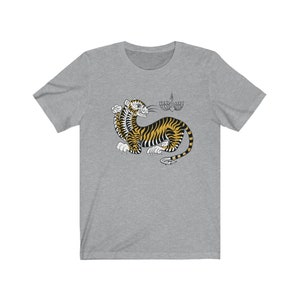 Thai Tattoo Design T-Shirt &#39;Tiger with Good Luck Spells Sak Yant&#39; New Retro Unisex Funny Tee Perfect gift or present for friends