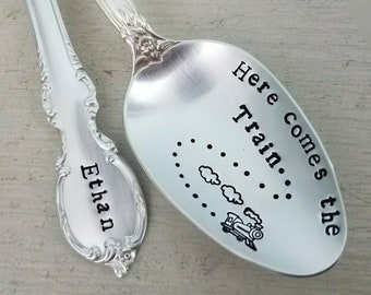 Hier kommt der Zug-Custom-Baby-Baby-Spoon-Gestempelt-Monogramm-personalisierte-Name-Initialen-Dusche-Geschenk-Geschenk-Silber-Boy-Girl