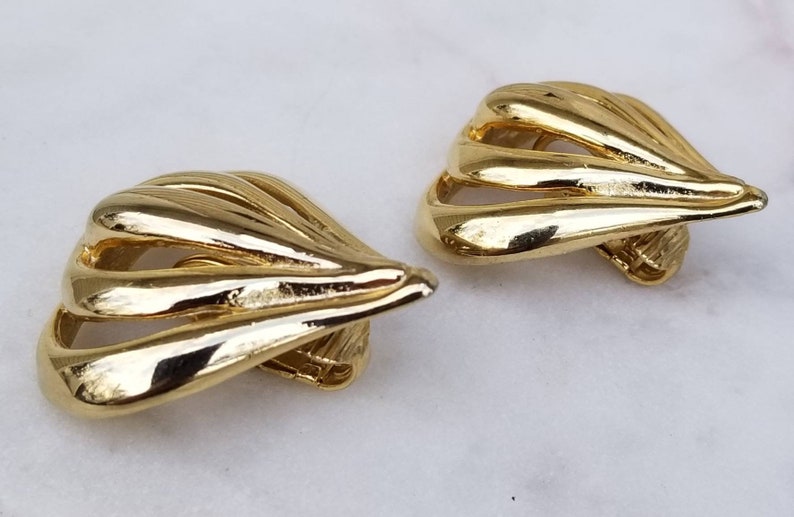 Vintage Bold Shiny Goldtone Puffy Teardrop Clip On Earrings
