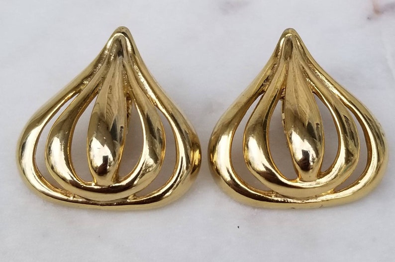 Vintage Bold Shiny Goldtone Puffy Teardrop Clip On Earrings