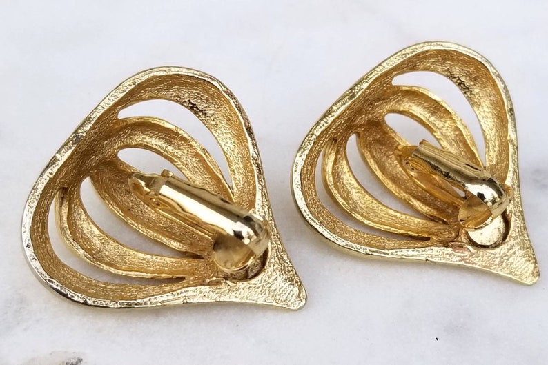 Vintage Bold Shiny Goldtone Puffy Teardrop Clip On Earrings