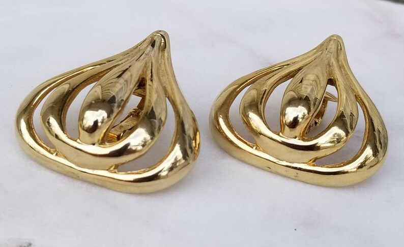 Vintage Bold Shiny Goldtone Puffy Teardrop Clip On Earrings