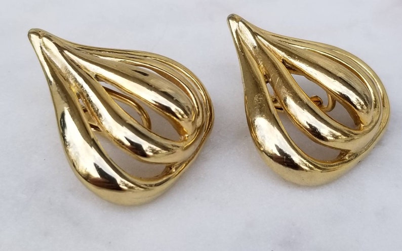 Vintage Bold Shiny Goldtone Puffy Teardrop Clip On Earrings