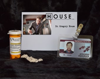 TV Show House MD Screen Accurate Replica Prop "Gregory House" Candy Prop Bottle and Hospital ID Prop