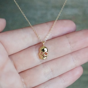 Collar de calavera de oro // Delicado colgante de calavera en una cadena chapada en oro de 14 k • Collar con dije de calavera diminuta • Joyería gótica de Halloween