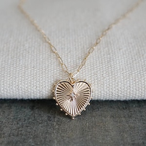 Collar de corazón con destellos de estrella // Colgante de corazón que atrapa la luz en una cadena de clip chapada en oro de 14 k, collar con dije de circonita cúbica, collar con corazón grueso