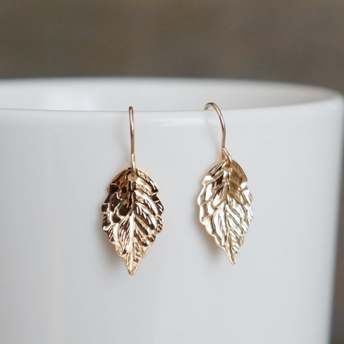 Boucles d'oreilles délicates en feuille d'or // Feuilles réalistes sur des fils d'oreilles hypoallergéniques remplis d'or 14 carats • Boucles d'oreilles pendantes feuilles incurvées • Bijoux nature