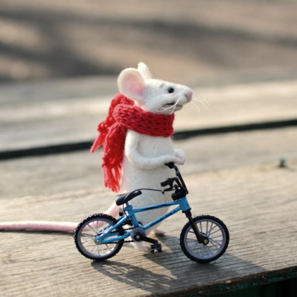 Made to order Needle felted wool Felt doll Mouse animals Felted animals Miniature animals Soft sculpture Mouse and bike Miniature bike Mice