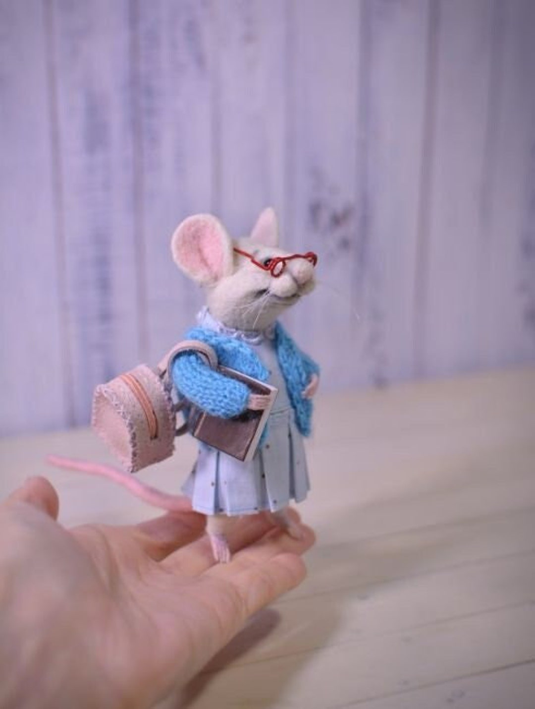 メガネをかけたネズミの彫刻 ネズミとバックパックのコレクション