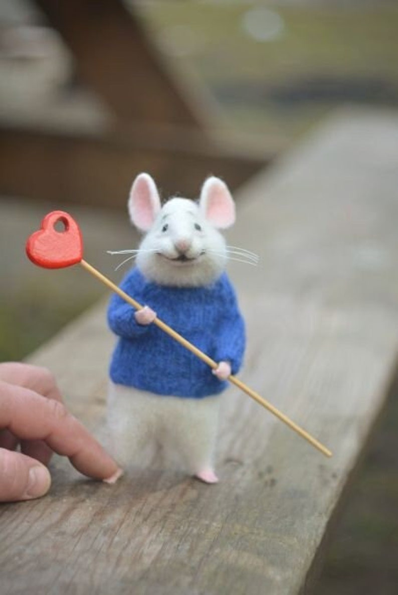 Made-to-order Wool Mouse With Heart – Valentine's Gift - Etsy