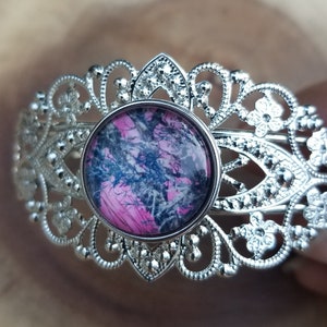 Silver tone filigree bracelet with pink camo snap .. snap jewelry .. camo snap .. pink camouflage snap .. camo jewelry