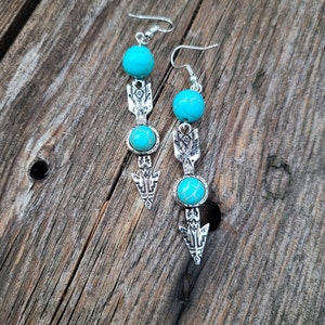 Arrow charm earrings with turquoise howlite round bead .. country earrings .. arrow earrings .. shooting earrings .. boho earrings