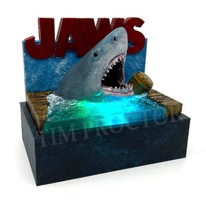Diorama iluminado por tiburones
