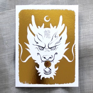 Cartão de felicitações do zodíaco dourado do ano do dragão, letras chinesas inspiradas em animais simbólicos Sumi-e pintura tinta zen aniversário ano novo