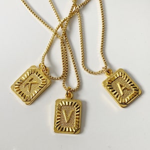 Colar inicial/colar retangular dourado com pingente inicial/colar estampado à mão