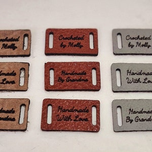 エコレザーラベル、編み物ラベル、パーソナライズタグ、裁縫、かぎ針編み、4 cm x 1.5 cm、ニットクラフト、衣類パッチ、カスタムロゴ、