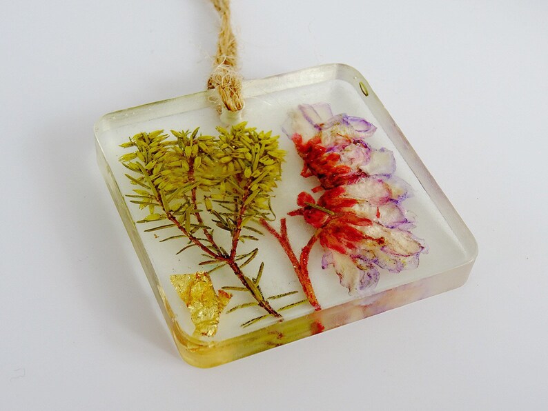 Bergenia Gold Lead Wall Hanging Resin Art Piece Pressed Flower Ornament