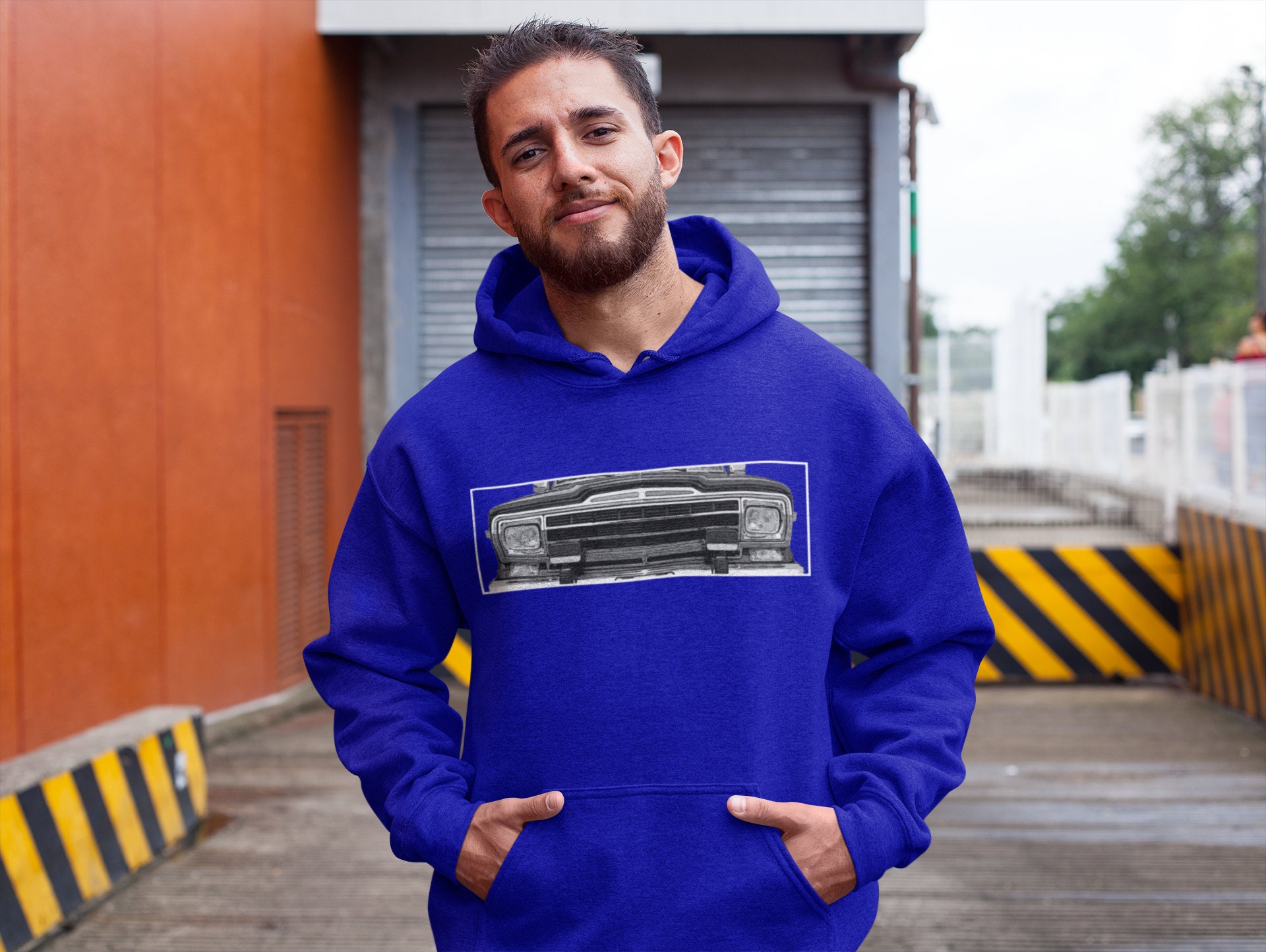 [JEEP]★23FW★Loose Fit Wagonier Car sweatshirt (JP1TSU845) Jeep® x KJP Men's Wagoneer Adventure Graphic T-Shirt in Blue