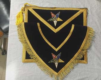 Conjunto de insignias OES: Delantal y cuello de la Orden de la Estrella del Este, de terciopelo morado con flecos dorados, insignias masónicas bordadas a mano.