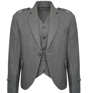 Puede incluir: Una chaqueta de kilt de lana gris con un chaleco a juego. La chaqueta tiene un cierre de botón único y presenta botones decorativos en el chaleco y los puños.