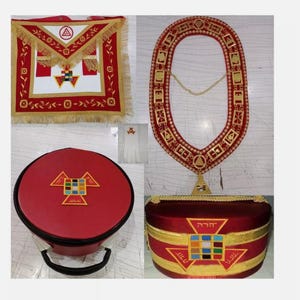 Könnte beinhalten: Ein Set an Freimaurer-Regalien, bestehend aus einer roten und goldenen Schürze, einem roten und goldenen Halsband mit einer goldenen Kette, einem roten und goldenen Hut und einer roten und goldenen Box mit goldenen Verzierungen. Die Regalien zeigen verschiedene Freimaurersymbole, darunter einen Zirkel und ein Geodreieck, ein Dreieck und einen Stern.