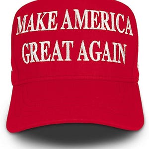 以下が含まれることがあります： 赤いベースボールキャップ。白い文字で「MAKE AMERICA GREAT AGAIN」と刺繍されています。つばはカーブしており、カジュアルな服装に適した構造のクラウンが付いています。