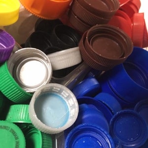 50 Tampas, Tampas de Plástico Coloridas Twist-off em Cores e Tamanhos Sortidos (Refrigerante, Água, Leite) para ARTESANATO e Jogos Reciclar-Reutilizar