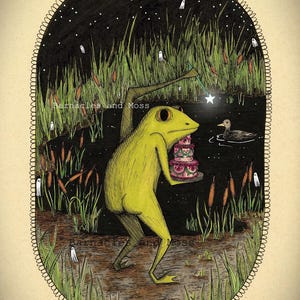 Peut inclure: Illustration fantaisiste d'une grenouille jaune tenant un gâteau dans un marais. L'image contient le texte « I hope you Croak » et « in delight over this cake ». L'œuvre a un style de conte de fées, avec un canard et des figures fantomatiques.