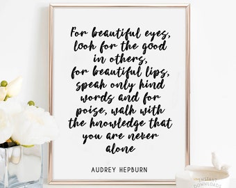 Pode incluir: Uma citação imprimível em preto e branco de Audrey Hepburn que diz: "Para olhos bonitos, procure o bem nos outros, para lábios bonitos, fale apenas palavras gentis e para a postura, ande com o conhecimento de que você nunca está sozinho."