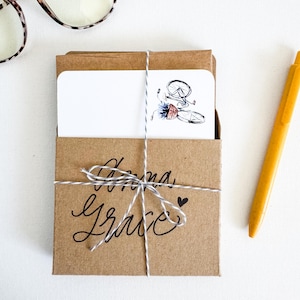 Juego de 12 tarjetas de notas personalizadas / Lindos artículos de papelería listos para regalar / Nombre personalizado escrito a mano / Regalo perfecto para cualquier ocasión / Bicicleta y flores
