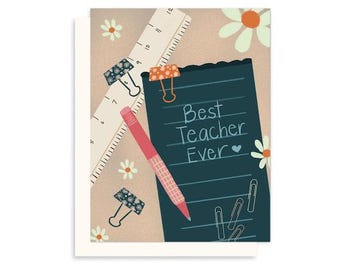 Peut inclure: Carte de vœux avec un fond beige représentant une règle, un stylo rose et un bloc-notes bleu foncé avec le texte "Best Teacher Ever". La carte est décorée de pinces à dessin à motifs de marguerites et de fleurs.