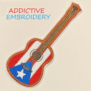 Può includere: Toppa ricamata a forma di chitarra, raffigurante la bandiera di Porto Rico. La chitarra ha un design rosso, bianco e blu con una stella bianca. Il testo "ADDICTIVE EMBROIDERY" è sopra la chitarra in rosso e blu.