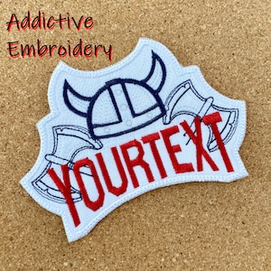 Könnte beinhalten: Weißer gestickter Aufnäher mit einem Wikingerhelm, zwei Äxten und dem Text "YOURTEXT" in Rot.
